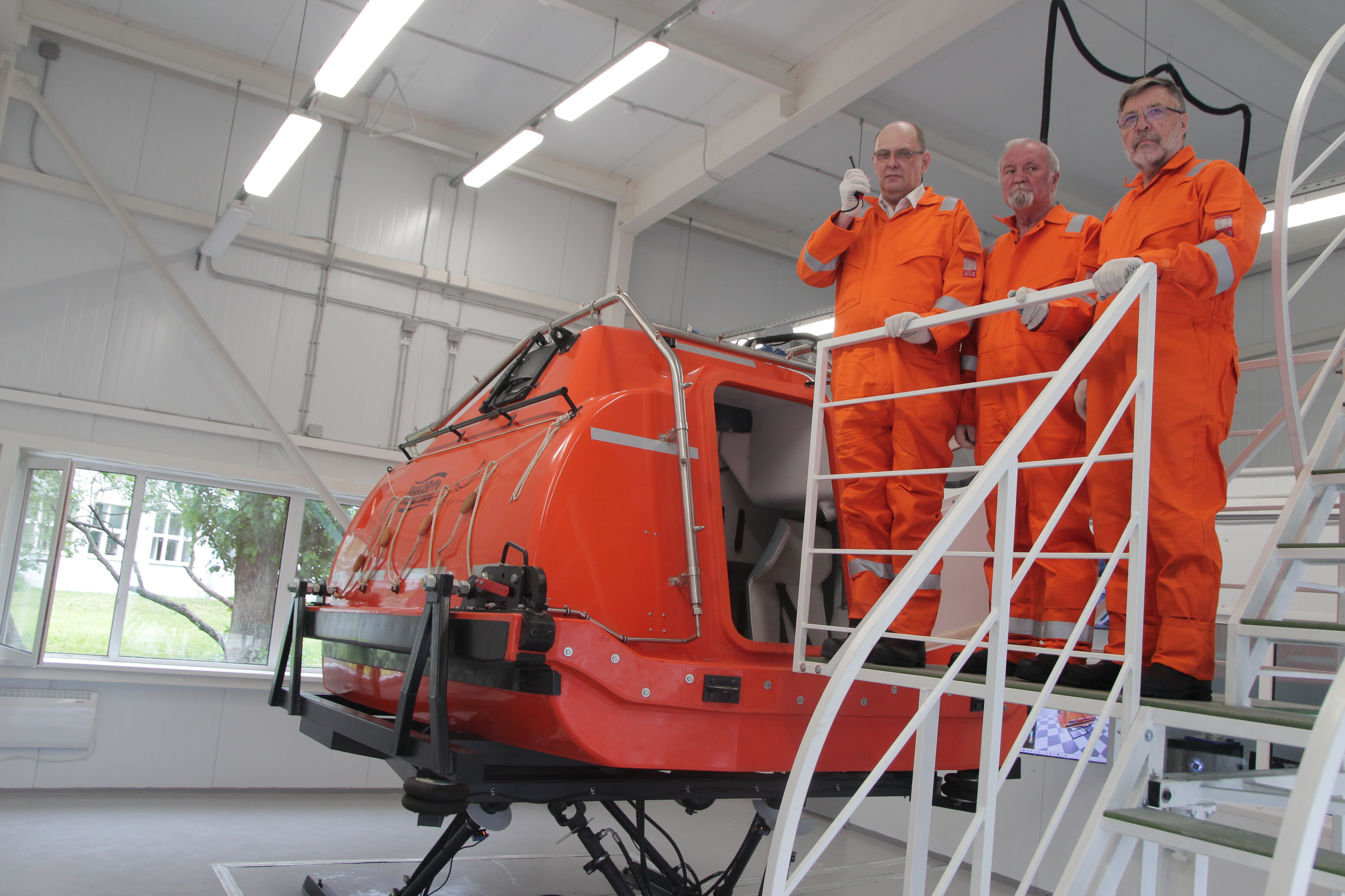 Макаровка ввела в эксплуатацию уникальный полномасштабный тренажер по использованию спасательных шлюпок свободного падения