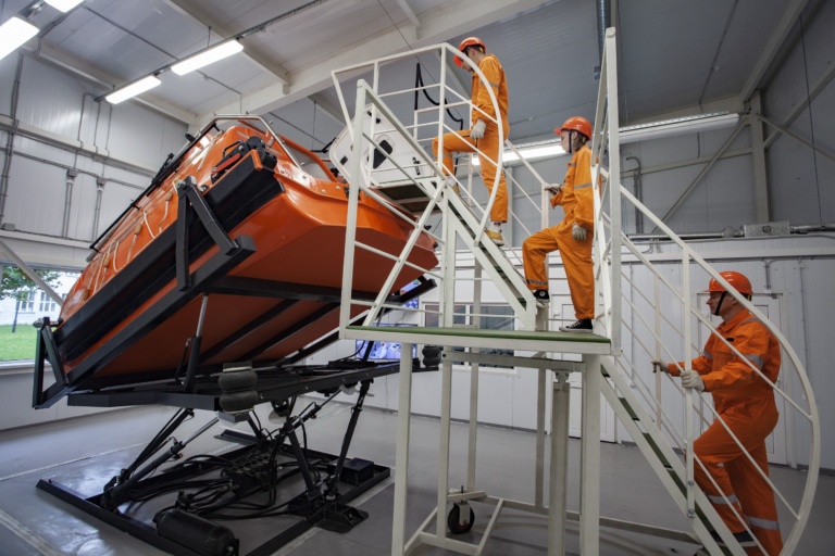 Макаровка начала подготовку по использованию спасательных шлюпок свободного падения